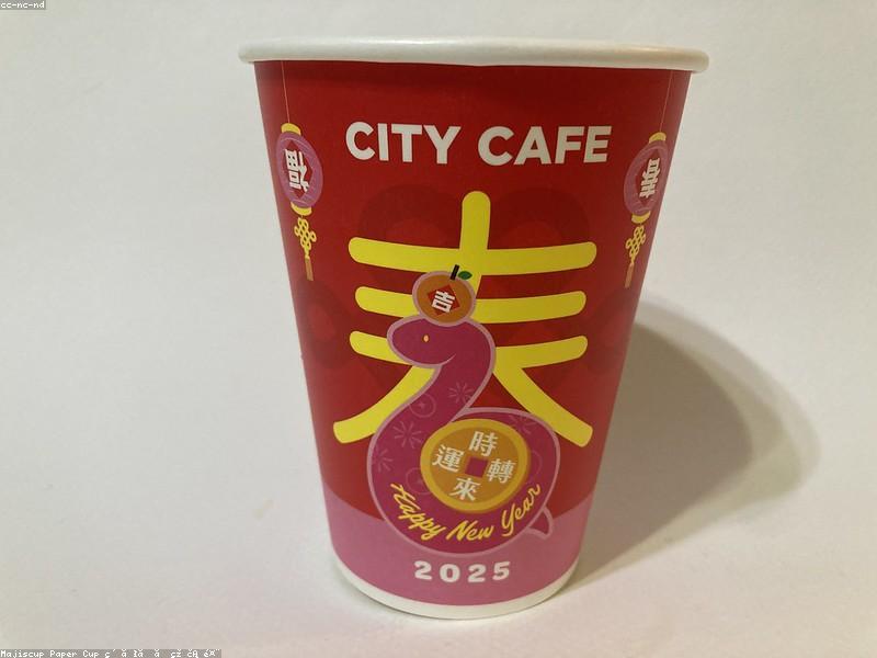 伴侶一起躺在床上看手機，感覺放鬆且親密