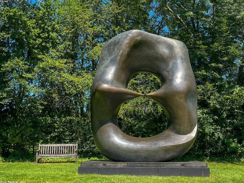 一位男性在床邊低著頭,表情沮喪,伴侶坐在床另一側看著他